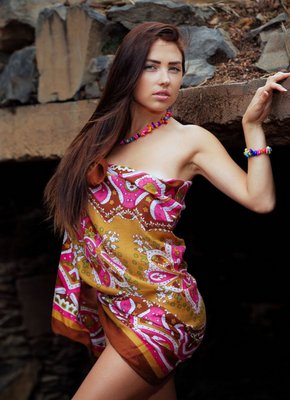 Обнаженная дамочка показала красивую киску