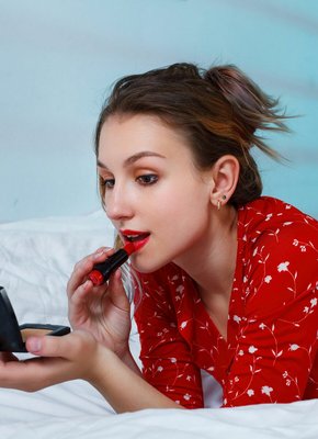 Развратная телка вертит сочной задницей