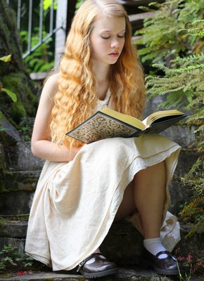 Рыженькая скромняшка без трусиков показала киску