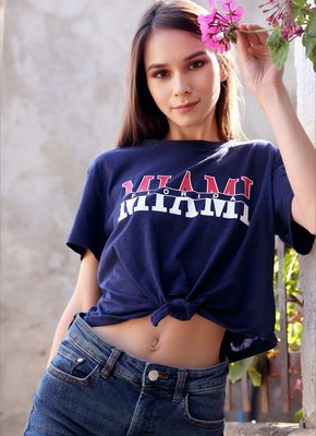 Развратная детка стянула джинсы и оголила попу