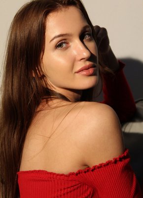 Чертовка в платье оголила крупную упругую грудь