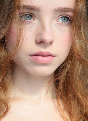 Молодая красавица в прозрачном пеньюаре