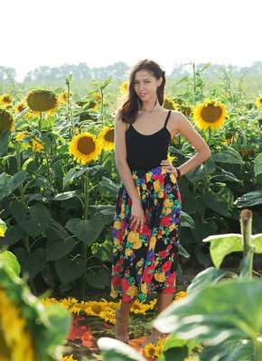 Голая девка в поле с подсолнухами