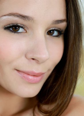 Сексуальная брюнетка позирует перед камерой