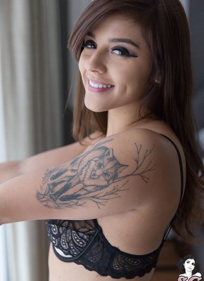 Сексуальная девушка сняла нижнее белье