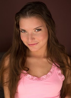 Молодая шатенка эротично стянула джинсовые шортики