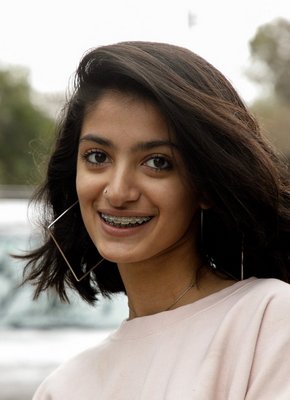 Молодая индуска в короткой юбке и трусах