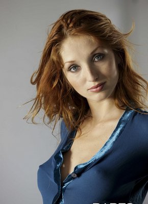 Рыжая нежная девица в трусиках и кофточке на кровати