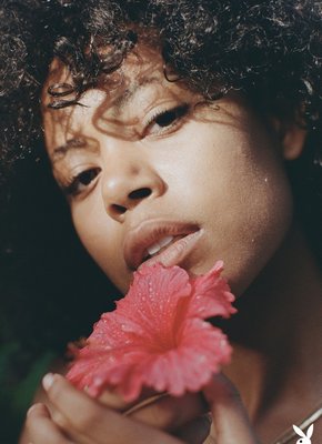 Титястая негритянка обнажилась на пляже