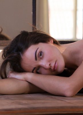 Упругая женщина сняла трусы и лифчик обнажив свои прелести