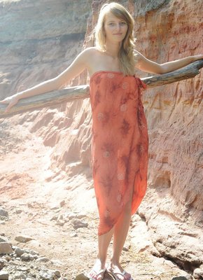 Голая девушка в небольшом каньоне