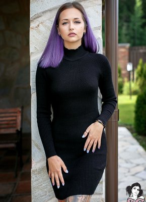 Обнажённая неформалка с татушками на теле