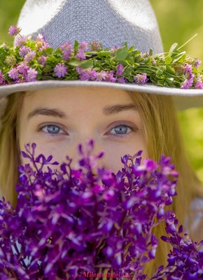 Молодая худая девица с заросшим лобком на природе
