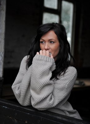 Брюнетка в сапогах и кофте без трусов