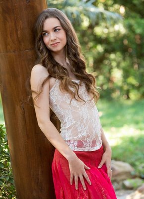 Симпатичная девица без трусиков сняла юбку на улице